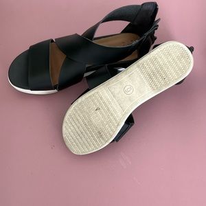 A NEW DAY Womens size 6 strapped flat shoe